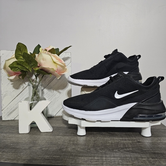 Nike Shoes - NIKE EUC Women's Air Max Motion 2 Sneaker, Size 8
